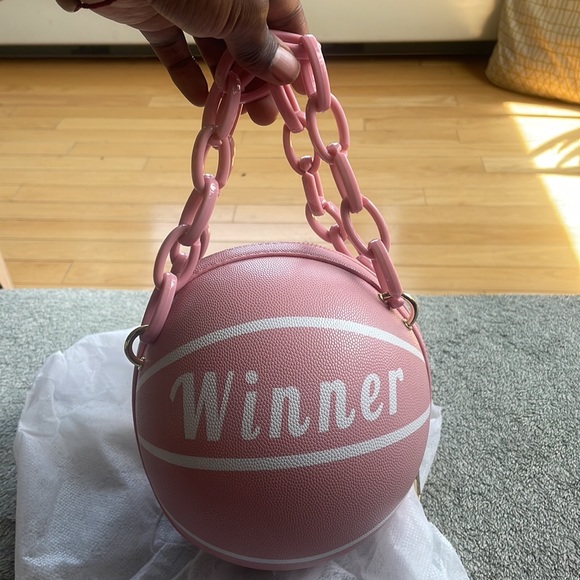 ATL HOUSE WIVES CHIC’ Basketball Shaped Chain Bag - Picture 9 of 16